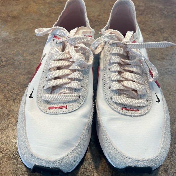 Women’s Nike’s size 8 - Picture 2 of 4